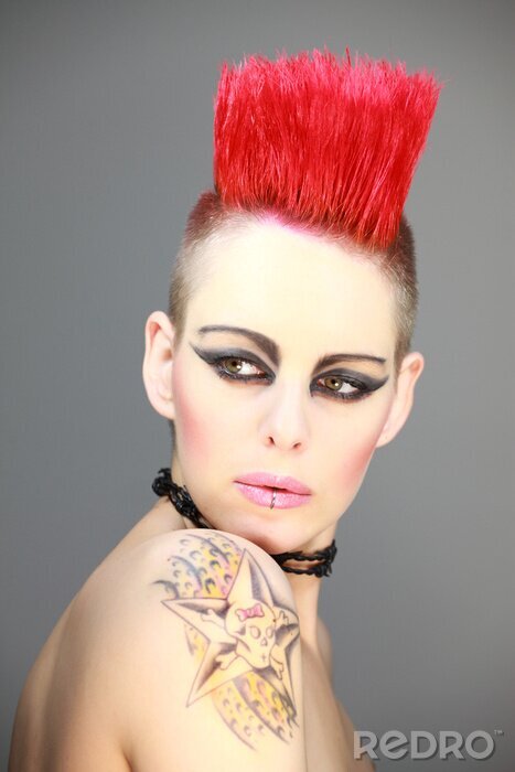 Fotobehang Frau mit Rotem Iro Punk Tattoo