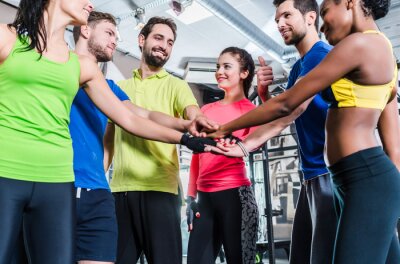 Frauen und Männer sind motiviert für Sport und Fitness und stapeln sterven Hände