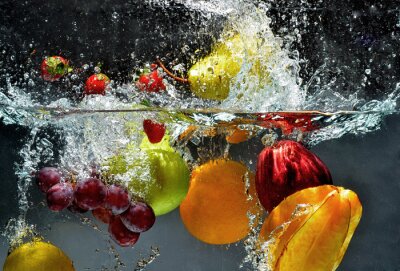 Fotobehang Fruit in het water gegooid