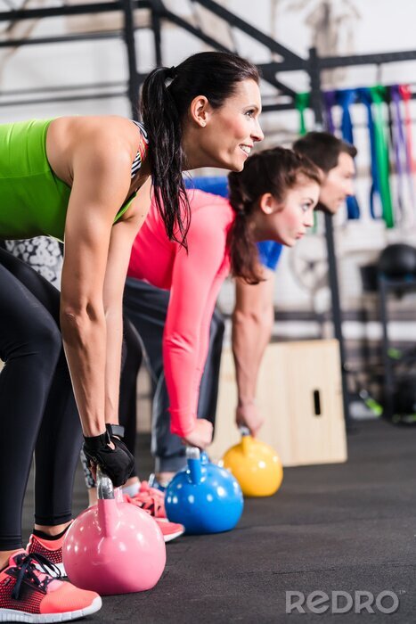 Fotobehang Functionele Fitness Workout im Fitnessstudio mit Kettlebell