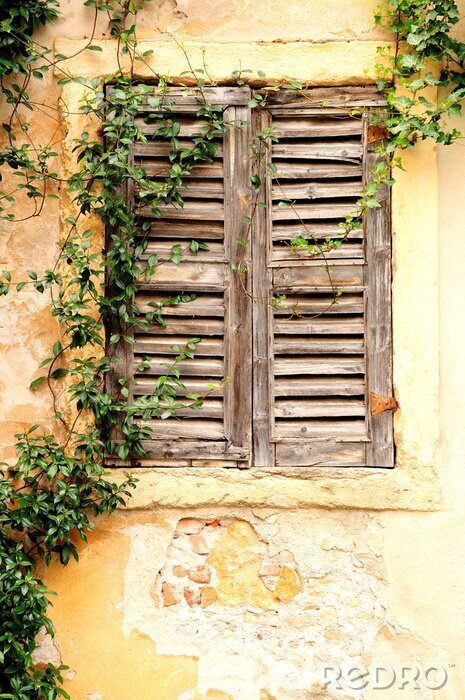 Fotobehang Geblindeerd raam en bouwvallige muur van oude Italiaanse huis.
