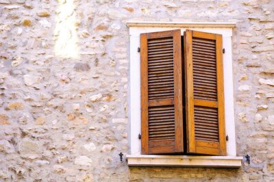 Geblindeerd raam van oude Italiaanse huis in Verona.