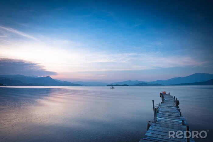 Fotobehang Gebogen pier op een meer