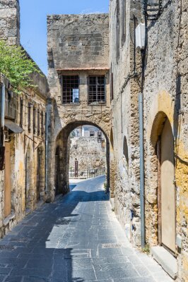Gebogen smalle straat in de oude stad van Rhodos