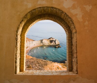 Fotobehang gebogen venster op het kustlandschap van een baai