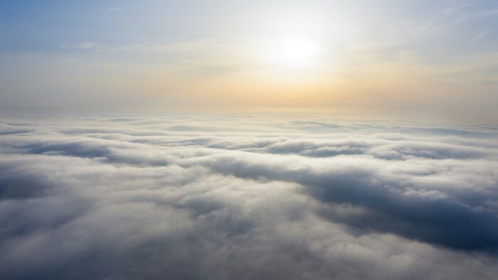 Fotobehang Geel-blauwe tinten van wolken