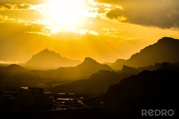 Fotobehang Geel en zwart landschap met zonsondergang