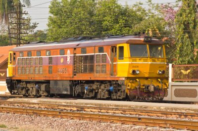 Fotobehang Geel-oranje trein op een spoor