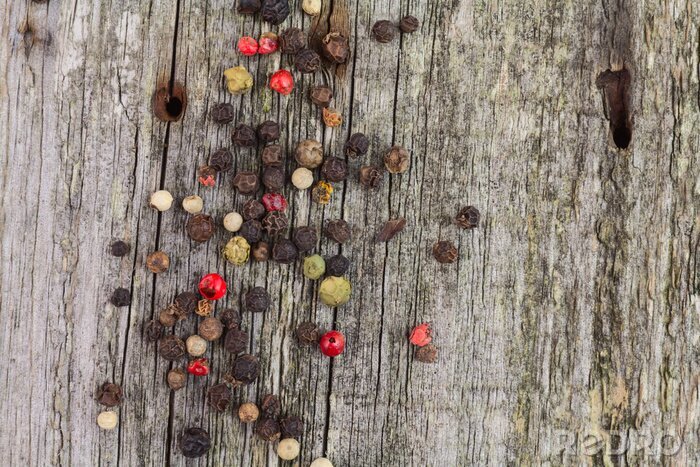 Fotobehang Gekleurde kruiden op hout