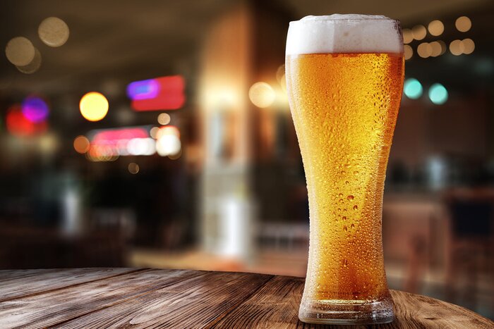 Fotobehang Gekoeld bier uit een vat