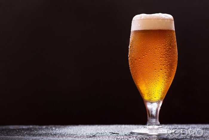 Fotobehang Gekoeld glas bier op een donkere achtergrond