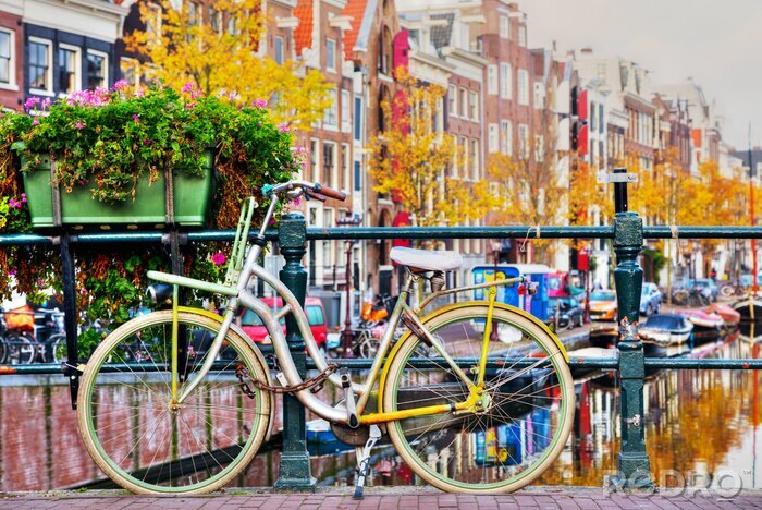 Fotobehang Gele fiets op de brug