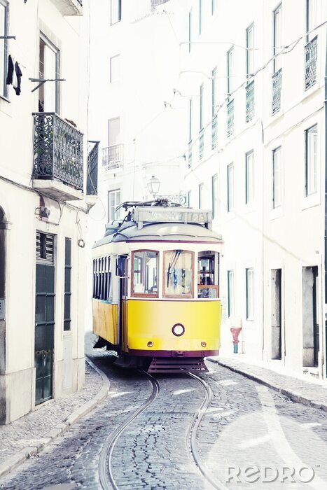 Fotobehang gele oude tram op de straten van Lissabon, Portugal