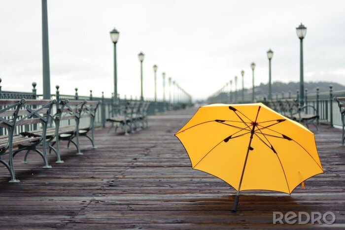 Fotobehang Gele paraplu tussen de lantaarns