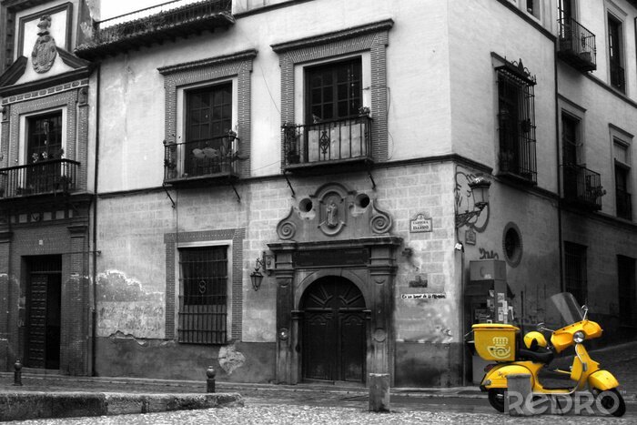 Fotobehang gele scooter in steeg