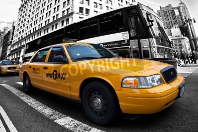 Fotobehang Gele taxi op zwart+AC0-witte achtergrond