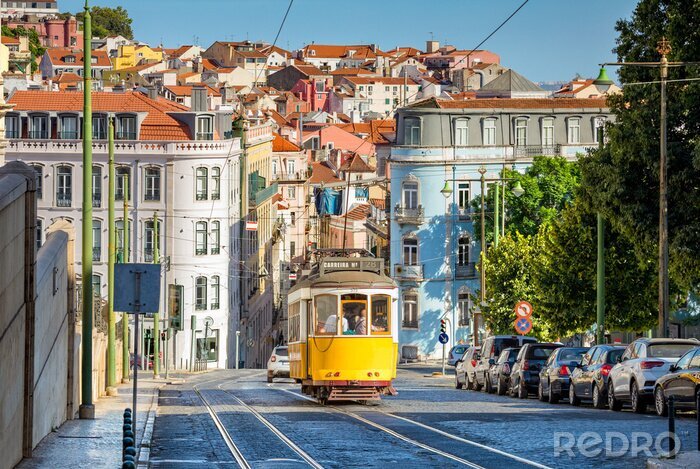 Fotobehang Gele tram in Lissabon