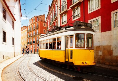 Fotobehang Gele tram in Lissabon in een smalle straat