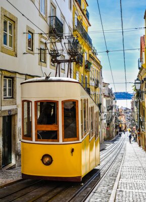 Fotobehang Gele tram in Lissabon op straat