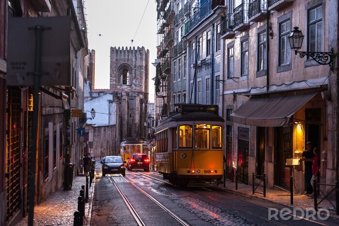 Fotobehang Gele tram in Lissabon 's avonds