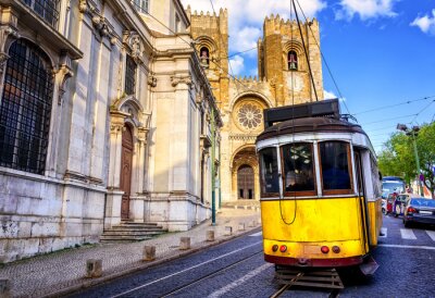 Fotobehang Gele tram onder de kathedraal van Lissabon