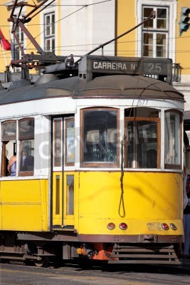 Fotobehang Gele tram op smalle straat, wijk Alfama van Lissabon. Portugal