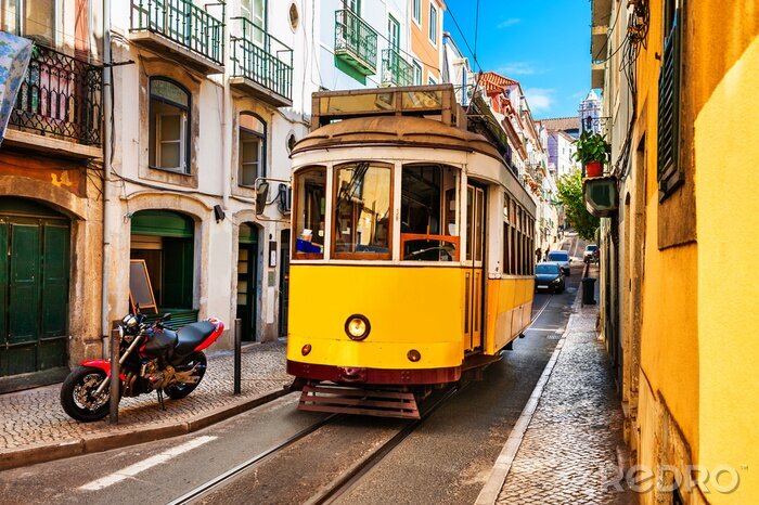 Fotobehang Gele tram van Lissabon