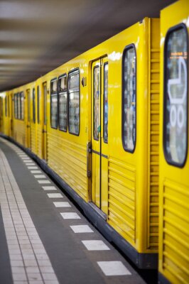 Fotobehang Gele trein in de metro