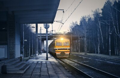 Fotobehang Gele trein in een donker landschap