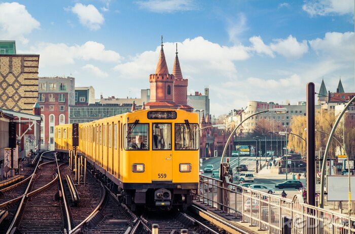 Fotobehang Gele trein op een zonnige dag