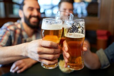 gelukkig mannelijke vrienden bier drinken in de bar of pub