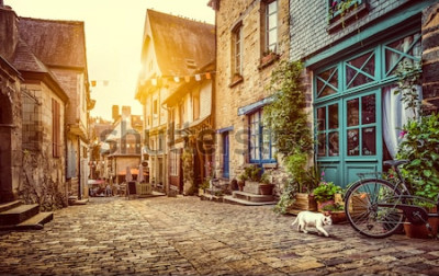 Fotobehang Geplaveide straat bij zonsondergang