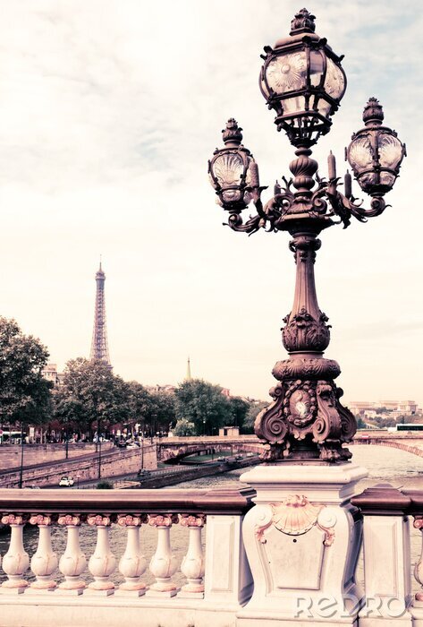 Fotobehang Geschetste lantaarn op een Parijse brug