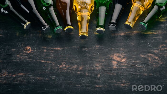 Fotobehang Gesloten flesjes bier op een tafel