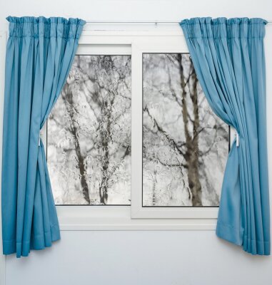 Fotobehang Gesloten venster met gordijnen in regenachtige herfstweer