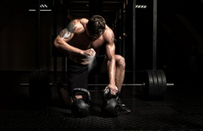 Fotobehang Gespierde man en krachttraining