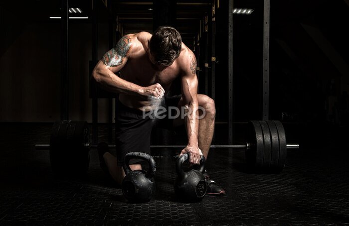 Fotobehang Gespierde man en krachttraining