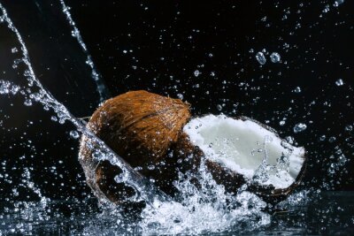 Fotobehang Gespleten kokosnoot in water