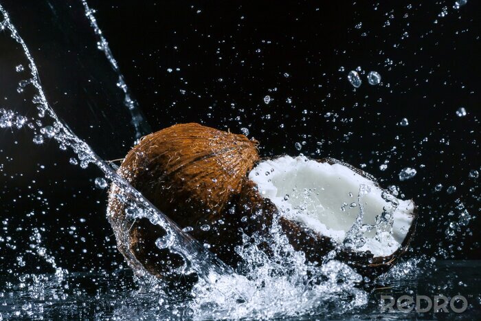 Fotobehang Gespleten kokosnoot in water