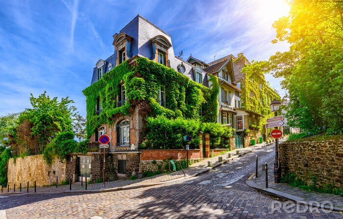 Fotobehang Gezellige straat van oude Montmartre in Parijs, Frankrijk