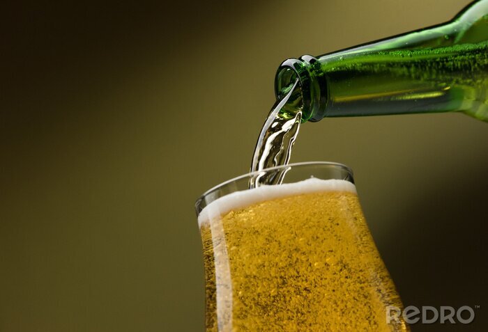 Fotobehang Giet bier in een glas