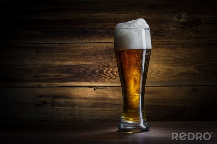 Fotobehang glas bier op een houten achtergrond