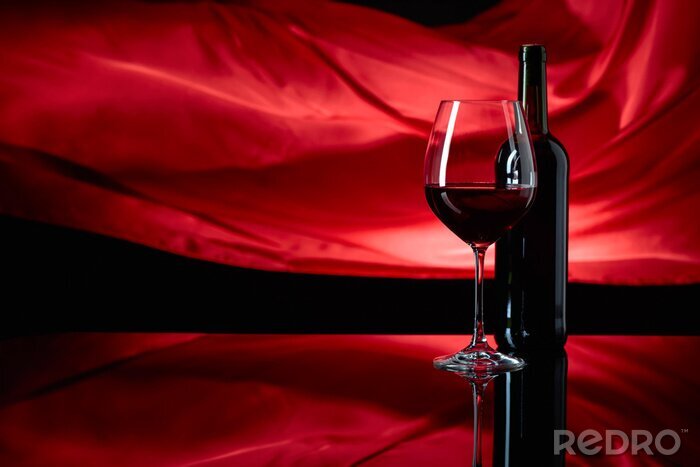 Fotobehang Glas en wijnfles op rode achtergrond