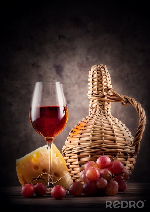Fotobehang Glas rode wijn met karaf en druiven