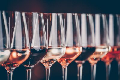 Glazen met verschillende kleuren wijn