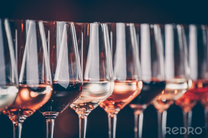 Fotobehang Glazen met verschillende kleuren wijn