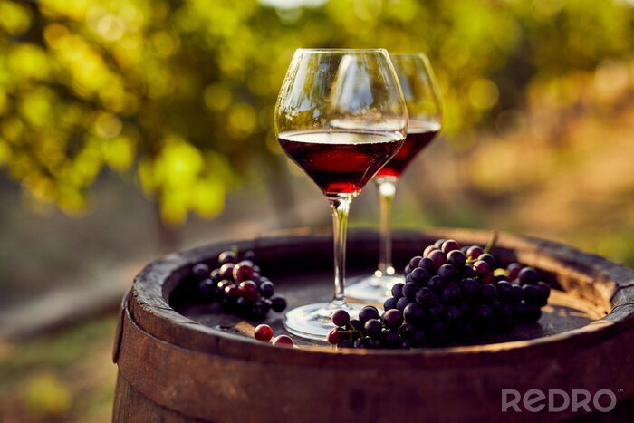 Fotobehang Glazen rode wijn en druiven