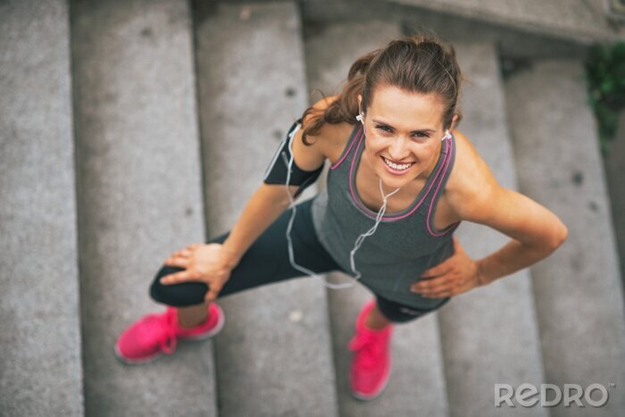 Fotobehang Glimlachende vrouw bij fitness training