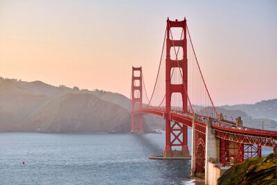 Fotobehang Golden Gate Bridge bij zonsondergang met uitzicht op de heuvels