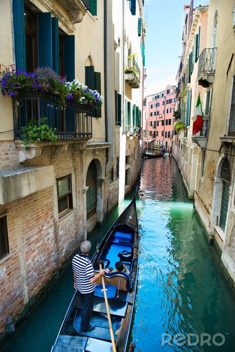 Fotobehang Gondel op smal kanaal van Venetië